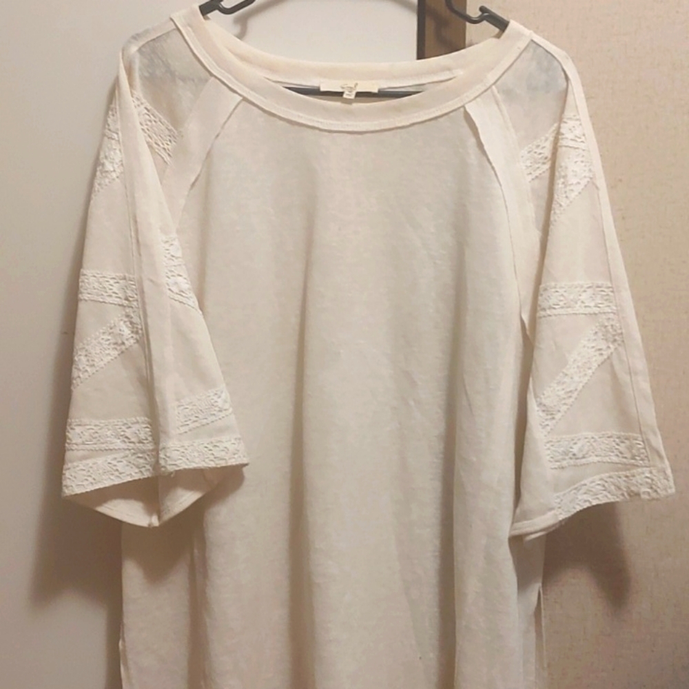 Easel • Quarter Sleeve • Oversized Fit• Lace Detailing